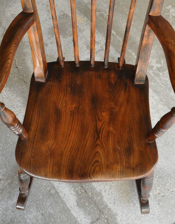 チェスターフィールド　アンティーク チェア　ゆらゆら揺れる英国アンティークの椅子、木製のロッキングチェア。とっても座りやすい座面。(k-919k-c)