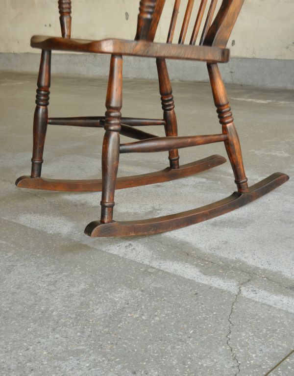 ゆらゆら揺れる英国アンティークの椅子、木製のロッキングチェア