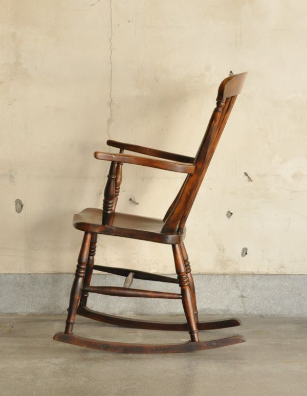 チェスターフィールド　アンティーク チェア　ゆらゆら揺れる英国アンティークの椅子、木製のロッキングチェア。落ち着いた色味の木製のロッキングチェア。(k-919k-c)