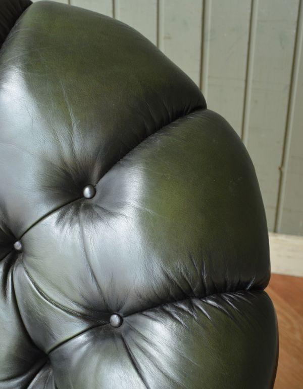 英国アンティークの一人掛けソファ、グリーンの革張りパーソナルチェア 