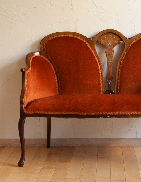 チェスターフィールド　アンティーク チェア　優雅なアンティーク英国家具、テラコッタブラウン色の布張りのセティー（長椅子）。どこをとっても美しいシルエットのアンティークセティー。(k-927-c)
