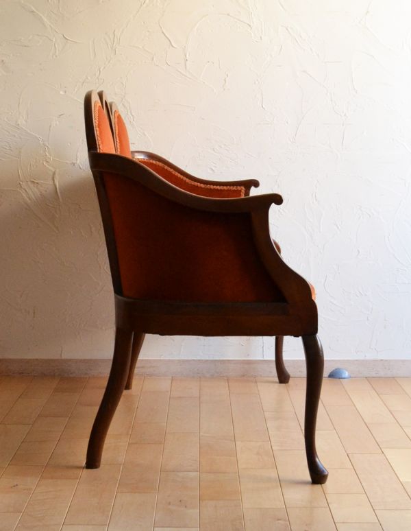 チェスターフィールド　アンティーク チェア　優雅なアンティーク英国家具、テラコッタブラウン色の布張りのセティー（長椅子）。横から見ても綺麗な装飾が楽しめます。(k-927-c)