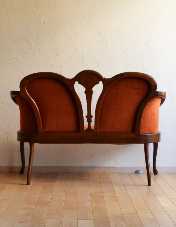 チェスターフィールド　アンティーク チェア　優雅なアンティーク英国家具、テラコッタブラウン色の布張りのセティー（長椅子）。アンティークらしく、流行を追わずに長く使えるデザイン。(k-927-c)