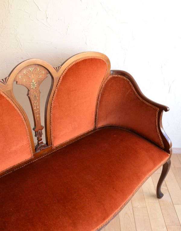 チェスターフィールド　アンティーク チェア　優雅なアンティーク英国家具、テラコッタブラウン色の布張りのセティー（長椅子）。コーナー部分のアーチもとても美しく、丁寧です。(k-927-c)