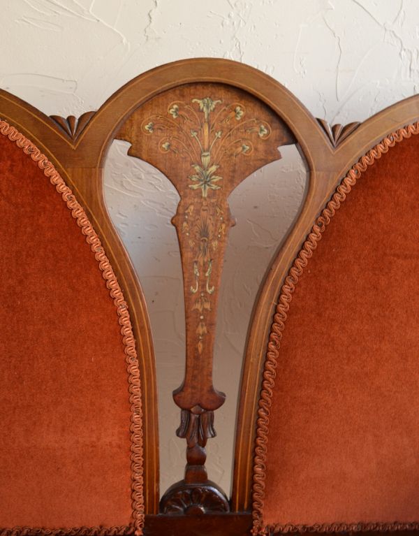 チェスターフィールド　アンティーク チェア　優雅なアンティーク英国家具、テラコッタブラウン色の布張りのセティー（長椅子）。上品な装飾。(k-927-c)