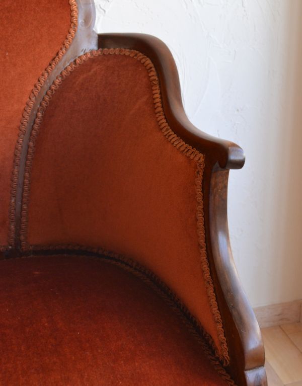 チェスターフィールド　アンティーク チェア　優雅なアンティーク英国家具、テラコッタブラウン色の布張りのセティー（長椅子）。アーム付きのくつろぎやすいチェアです。(k-927-c)