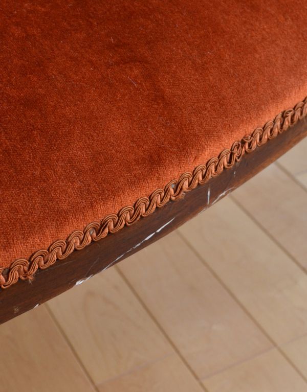 チェスターフィールド　アンティーク チェア　優雅なアンティーク英国家具、テラコッタブラウン色の布張りのセティー（長椅子）。鮮やかなオレンジ色のベロア生地です。(k-927-c)