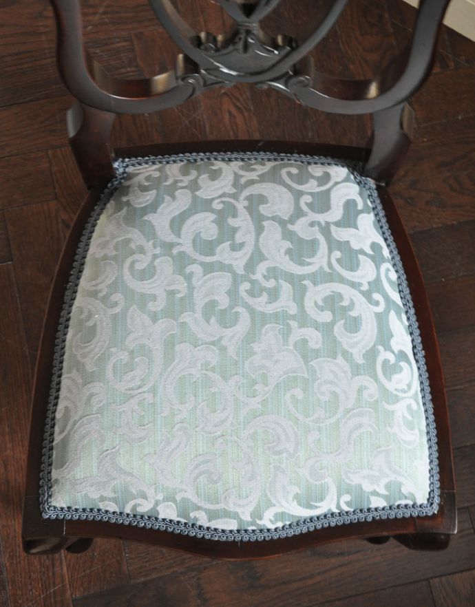 サロンチェア　アンティーク チェア　豪華なマホガニー材のアンティーク サイドチェア。座面には布が貼ってあるので、長時間座っても疲れません。(k-929-c)