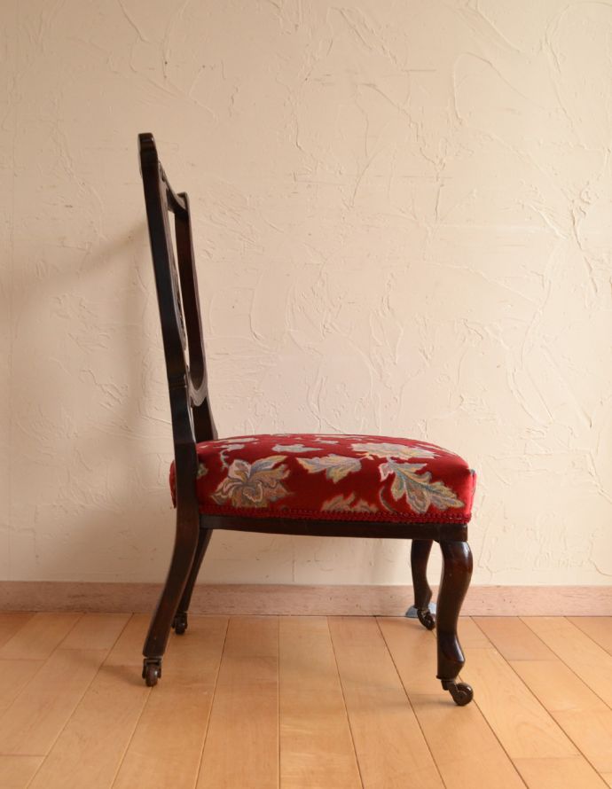 サロンチェア　アンティーク チェア　英国のアンティーク椅子、ゆったりと座れるナーシングチェア。よしかかりやすい背もたれです。(k-930-c)