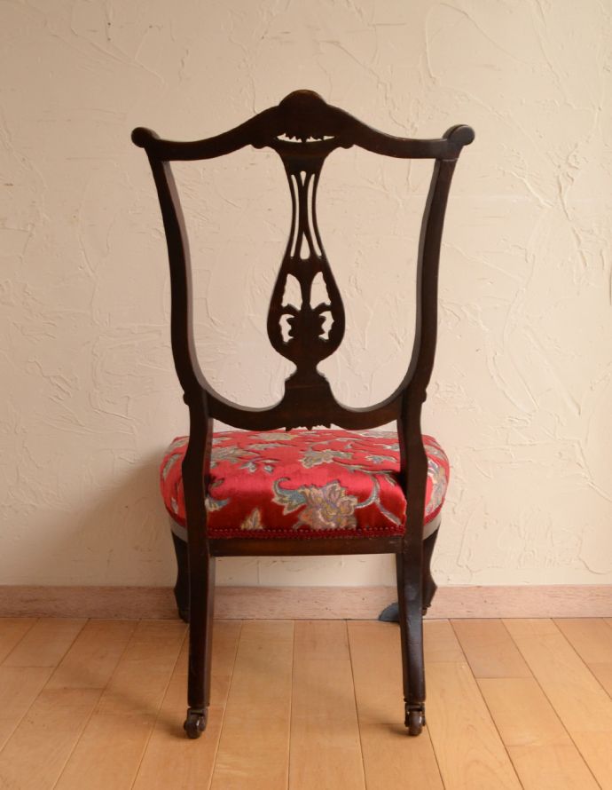 サロンチェア　アンティーク チェア　英国のアンティーク椅子、ゆったりと座れるナーシングチェア。アンティークらしく、流行を追わずに長く使えるデザイン。(k-930-c)