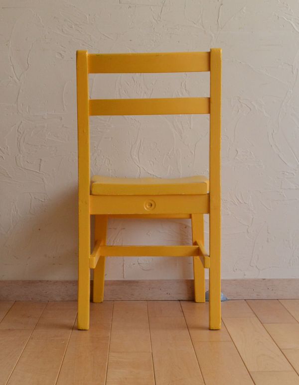 板座面　アンティーク チェア　可愛いアンティークの椅子、イエローペイントのチャイルドチェア。持ち運びも楽チンですよ。(k-942-c)