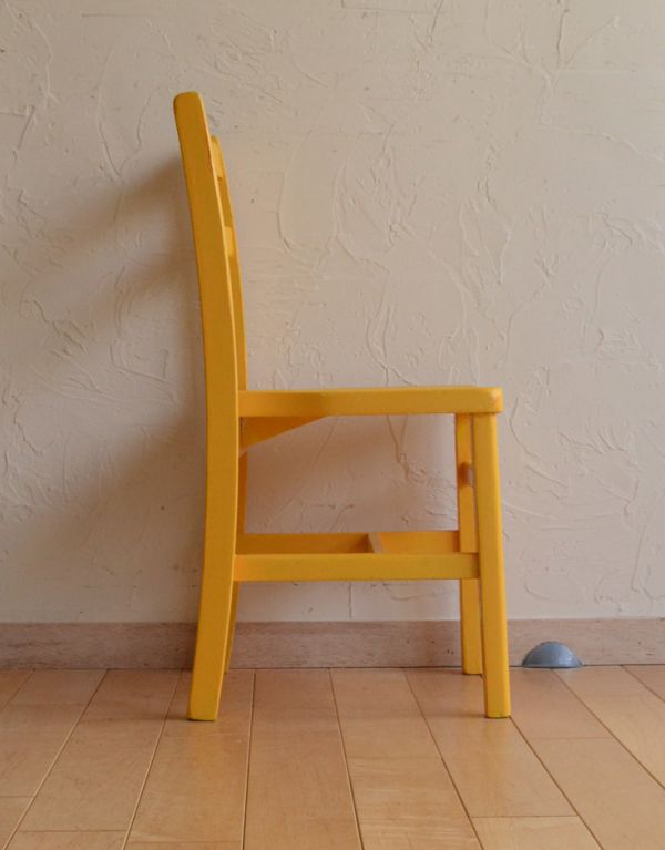 板座面　アンティーク チェア　可愛いアンティークの椅子、イエローペイントのチャイルドチェア。しっかりと支えてくてる背もたれの角度は、長く座っていても疲れません。(k-942-c)