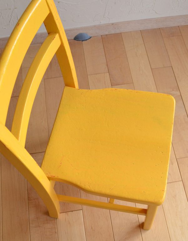 板座面　アンティーク チェア　可愛いアンティークの椅子、イエローペイントのチャイルドチェア。角が丸く作られているので、小さいお子様がいるご家庭でも安心です。(k-942-c)