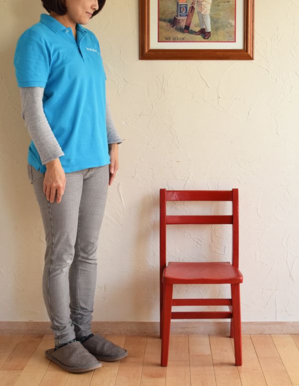 キッチンチェア　アンティーク チェア　イギリスから届いたアンティーク椅子、赤い色のチャイルドチェア。お部屋の片隅に置いて、クッションやバスケットなどを飾ってみてはいかがでしょう？（モデルの身長は158cmです）【 全体 】幅33×奥行35×高さ65cm【 座面 】幅30×奥行31×高さ34cm。(k-943-c)