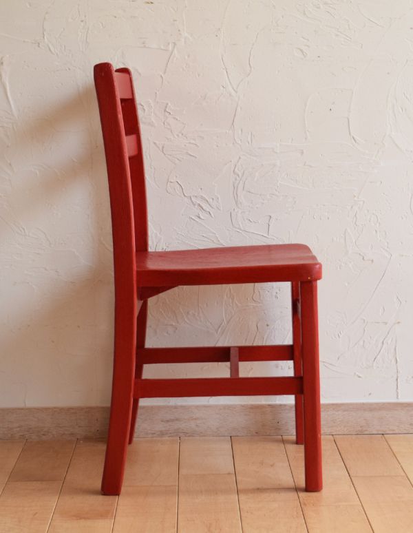 キッチンチェア　アンティーク チェア　イギリスから届いたアンティーク椅子、赤い色のチャイルドチェア。しっかりと支えてくてる背もたれの角度は、長く座っていても疲れません。(k-943-c)