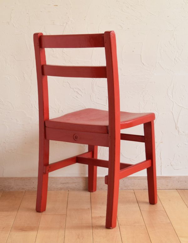 キッチンチェア　アンティーク チェア　イギリスから届いたアンティーク椅子、赤い色のチャイルドチェア。持ち運びも楽チンですよ。(k-943-c)
