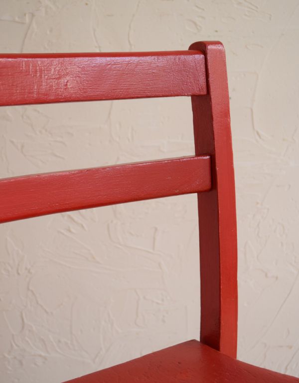 キッチンチェア　アンティーク チェア　イギリスから届いたアンティーク椅子、赤い色のチャイルドチェア。キズや汚れ、木目や色は1脚1脚微妙に違いますが、どれもキレイに仕上げています。(k-943-c)