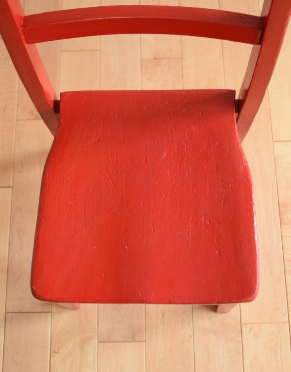 キッチンチェア　アンティーク チェア　イギリスから届いたアンティーク椅子、赤い色のチャイルドチェア。座ぐりしてあるので座りやすいですよ。(k-943-c)