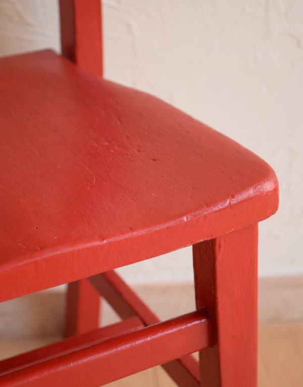 キッチンチェア　アンティーク チェア　イギリスから届いたアンティーク椅子、赤い色のチャイルドチェア。角が丸く作られているので、小さいお子様がいるご家庭でも安心です。(k-943-c)