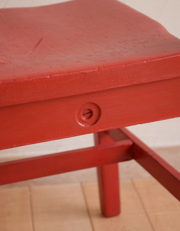 キッチンチェア　アンティーク チェア　イギリスから届いたアンティーク椅子、赤い色のチャイルドチェア。座面の後ろにはくぼみがあります。(k-943-c)
