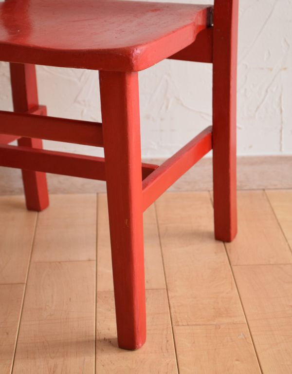 キッチンチェア　アンティーク チェア　イギリスから届いたアンティーク椅子、赤い色のチャイルドチェア。メンテナンスをしっかりしているので大柄な男性でも安心してお掛けください。(k-943-c)