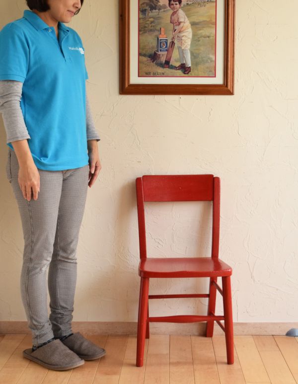 キッチンチェア　アンティーク チェア　イギリスで見つけたアンティーク椅子、赤い色のチャイルドチェア。お部屋の片隅に置いて、クッションやバスケットなどを飾ってみてはいかがでしょう？（モデルの身長は158cmです）【 全体 】幅37.5×奥行39.5×高さ70.5cm【 座面 】幅35×奥行32×高さ37cm。(k-945-c)
