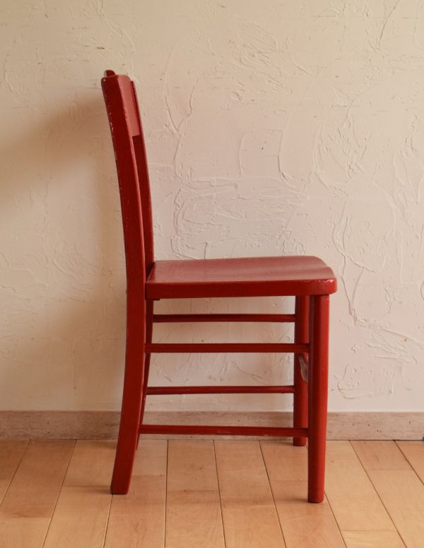 キッチンチェア　アンティーク チェア　イギリスで見つけたアンティーク椅子、赤い色のチャイルドチェア。しっかりと支えてくてる背もたれの角度は、長く座っていても疲れません。(k-945-c)