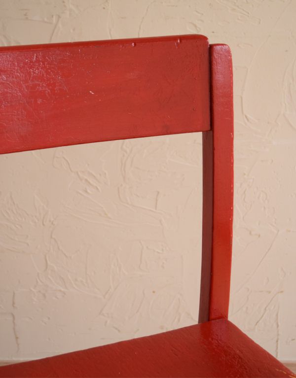 キッチンチェア　アンティーク チェア　イギリスで見つけたアンティーク椅子、赤い色のチャイルドチェア。キズや汚れ、木目や色は1脚1脚微妙に違いますが、どれもキレイに仕上げています。(k-945-c)