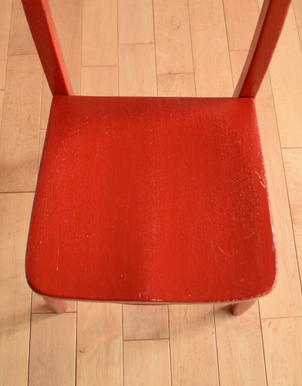 キッチンチェア　アンティーク チェア　イギリスで見つけたアンティーク椅子、赤い色のチャイルドチェア。座ぐりしてあるので座りやすいですよ。(k-945-c)
