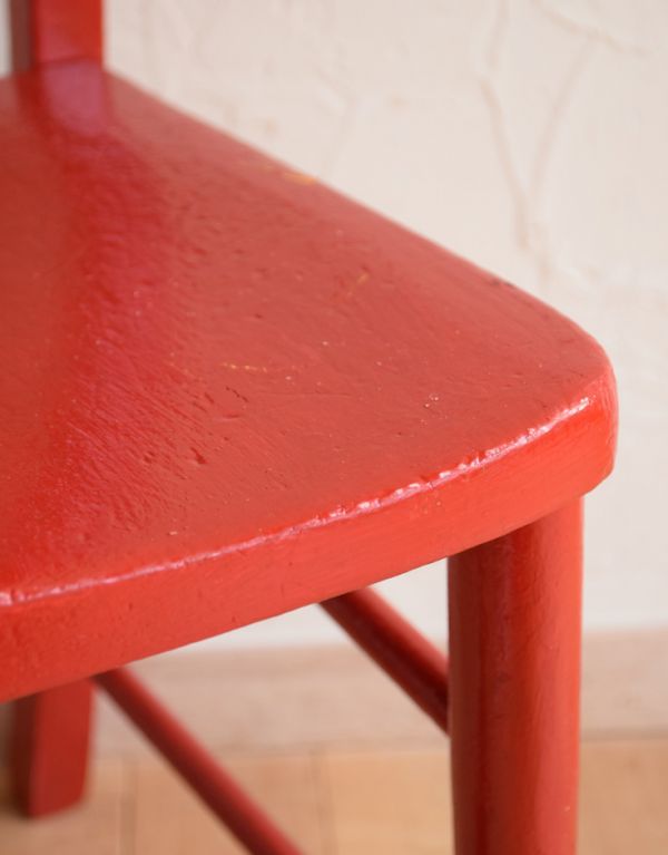 キッチンチェア　アンティーク チェア　イギリスで見つけたアンティーク椅子、赤い色のチャイルドチェア。角が丸く作られているので、小さいお子様がいるご家庭でも安心です。(k-945-c)