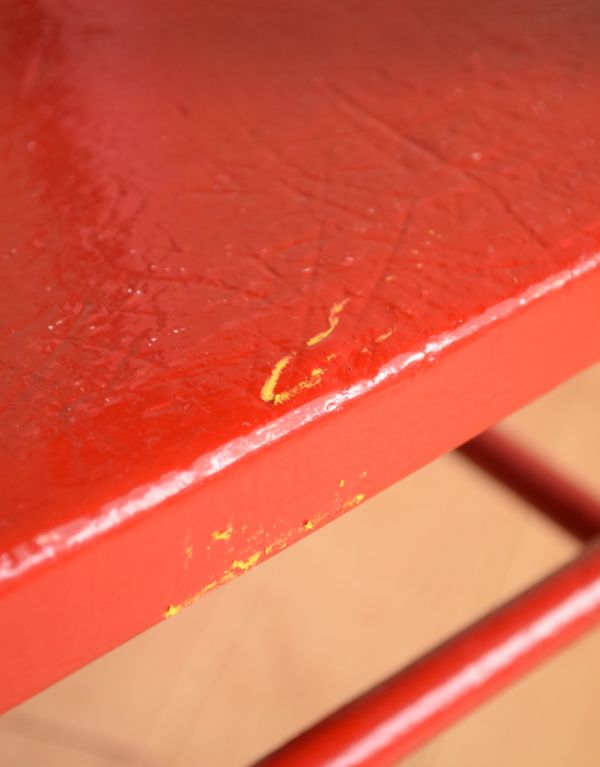 キッチンチェア　アンティーク チェア　イギリスで見つけたアンティーク椅子、赤い色のチャイルドチェア。アンティークは新品ではないので、経年変化によるキズはありますが、専門の職人によって目立たないようにキレイにお直しをしています。(k-945-c)