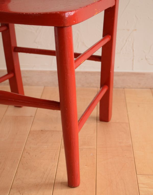 キッチンチェア　アンティーク チェア　イギリスで見つけたアンティーク椅子、赤い色のチャイルドチェア。メンテナンスをしっかりしているので大柄な男性でも安心してお掛けください。(k-945-c)