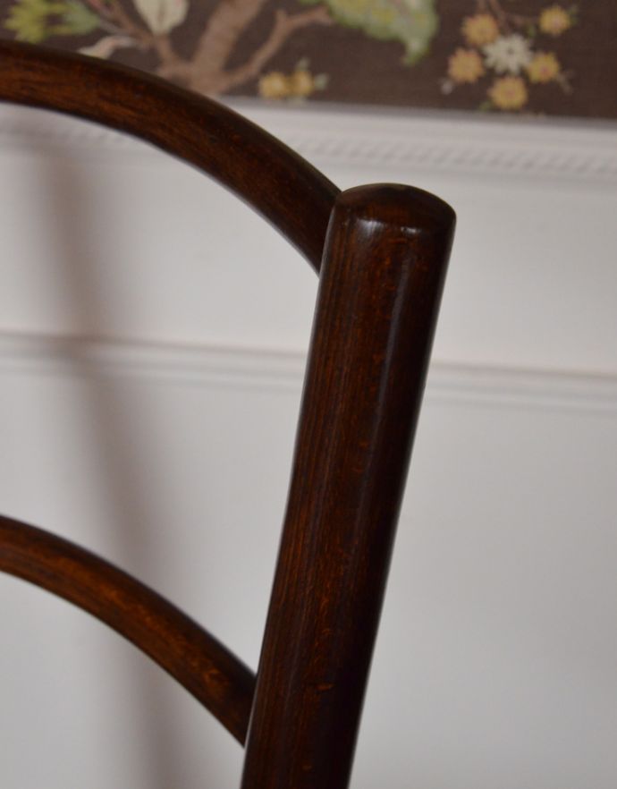 ベントウッドチェア　アンティーク チェア　イギリスから届いたアンティーク椅子、ブラウンカラーのベントウッドチェア。木目や色は1脚1脚微妙に違いますが、どれもキレイに仕上げています。(k-972-c)