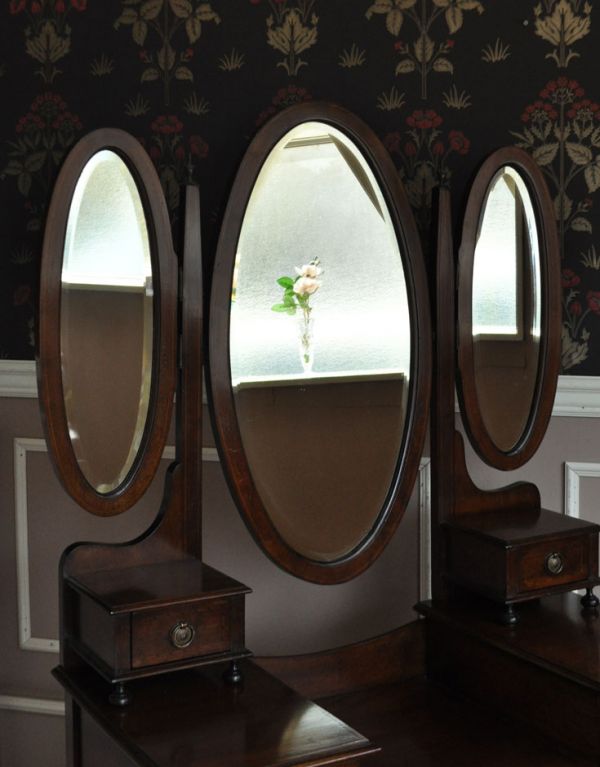 サイドバイサイド　アンティーク家具　大きなミラー付きのアンティーク家具、英国デザインのドレッシングチェスト。大きな鏡はお部屋を広く見せる効果大。(k-973-f)