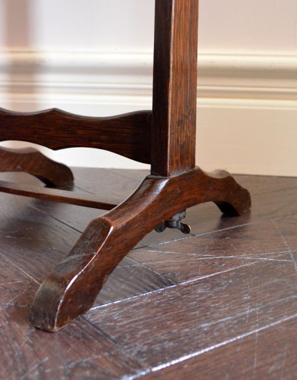 ロイドテーブル　アンティーク家具　ティータイムに使える小ぶりなアンティークのケーキスタンド（テーブル）。安定感のあるキレイな脚です。(k-976-f)