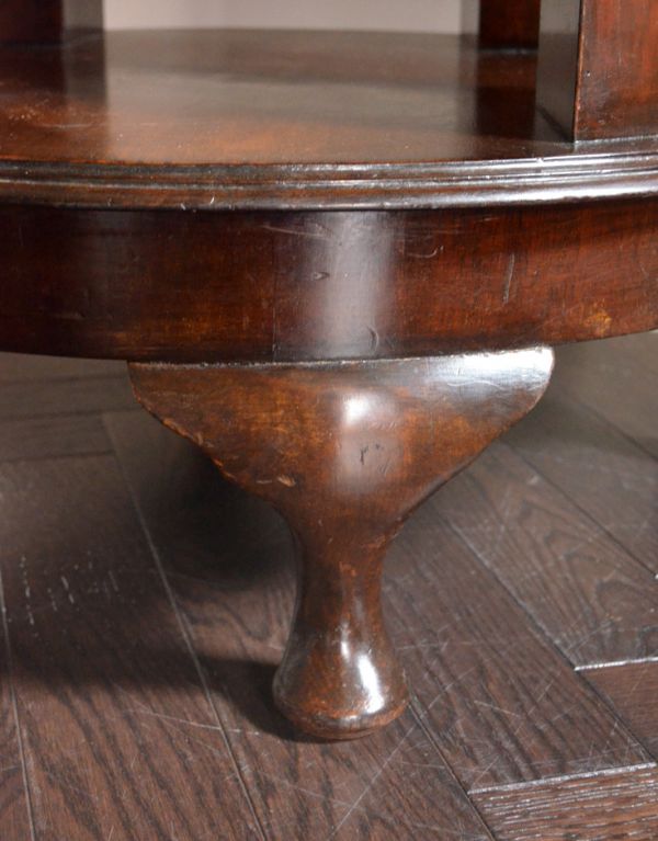 アンティーク家具　アンティークのおしゃれな英国家具、丸いコーヒーテーブル。脚には美しい装飾があります！しっかりテーブルを支えます。(k-979-f)