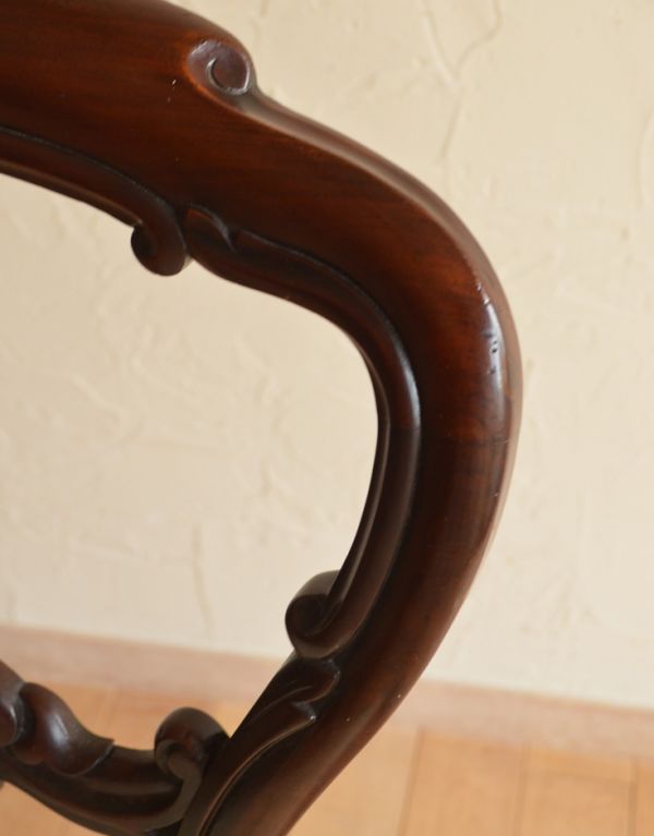サロンチェア　アンティーク チェア　マホガニー材を使ったイギリスのアンティークバルーンバックチェア 。背もたれのデザインがとてもキレイ。(k-982-c)