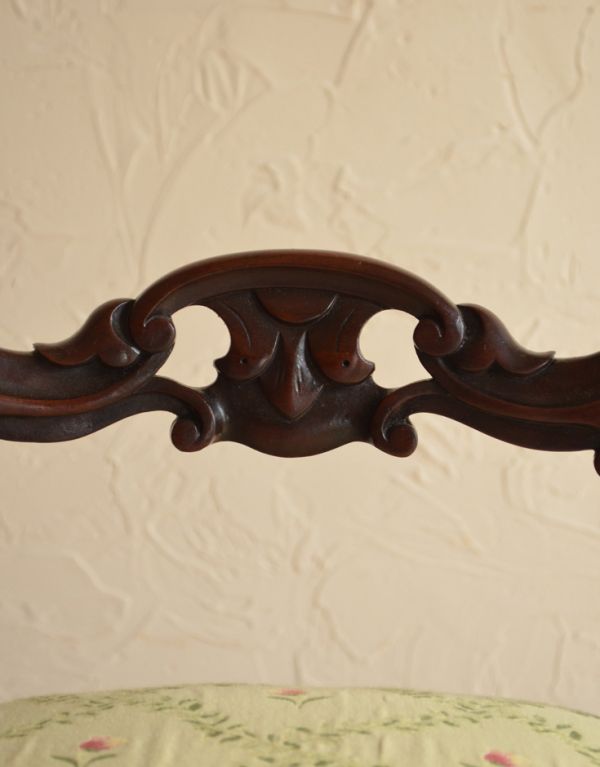 サロンチェア　アンティーク チェア　マホガニー材を使ったイギリスのアンティークバルーンバックチェア 。背もたれの中央にある飾りです。(k-982-c)
