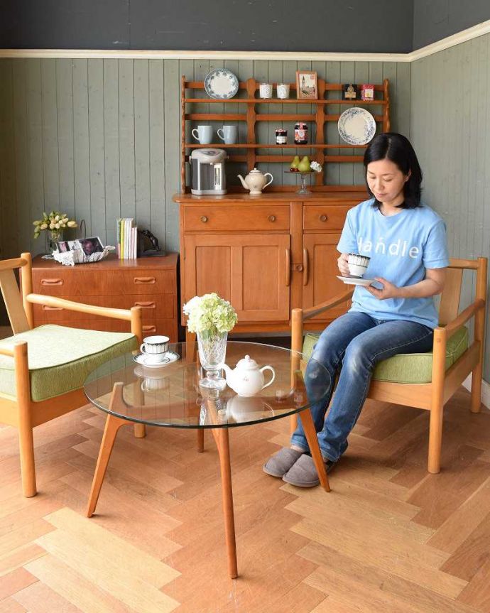 アーコールの家具　アンティーク家具　めずらしい形のアーコールの家具、カッコイイデザインのウェルシュドレッサー。お揃いでシンプルなスタイルのお部屋北欧デザインのシンプルな家具で統一された空間。(k-983-f)