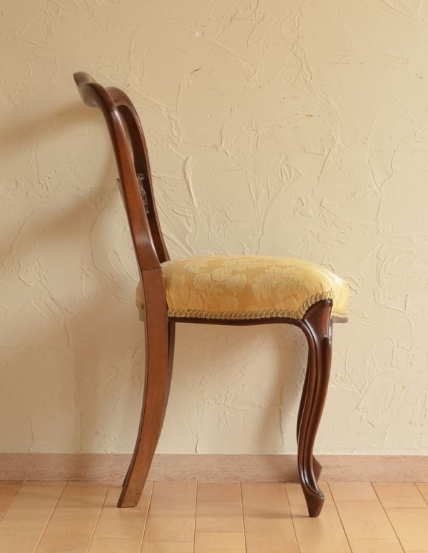 サロンチェア　アンティーク チェア　華のあるイギリスの椅子、アンティークバルーンバックチェア 。横から見ても綺麗な装飾が楽しめます。(k-985-c)