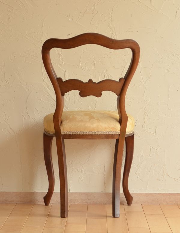 サロンチェア　アンティーク チェア　華のあるイギリスの椅子、アンティークバルーンバックチェア 。アンティークらしく、流行を追わずに長く使えるデザイン。(k-985-c)