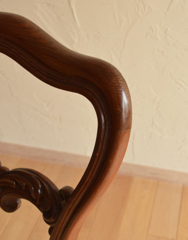 サロンチェア　アンティーク チェア　華のあるイギリスの椅子、アンティークバルーンバックチェア 。背もたれのデザインがとてもキレイ。(k-985-c)