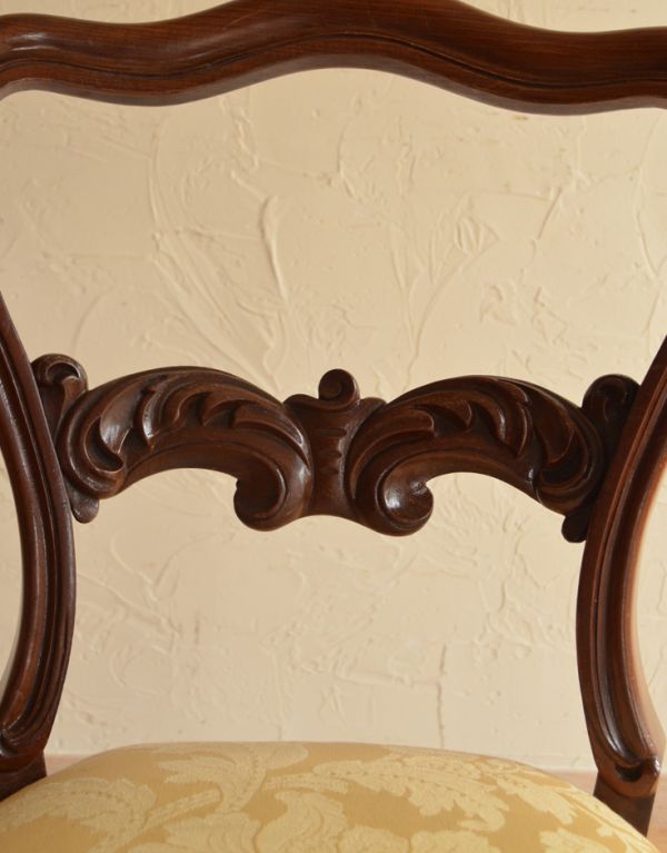 サロンチェア　アンティーク チェア　華のあるイギリスの椅子、アンティークバルーンバックチェア 。背もたれの中央にある飾りです。(k-985-c)