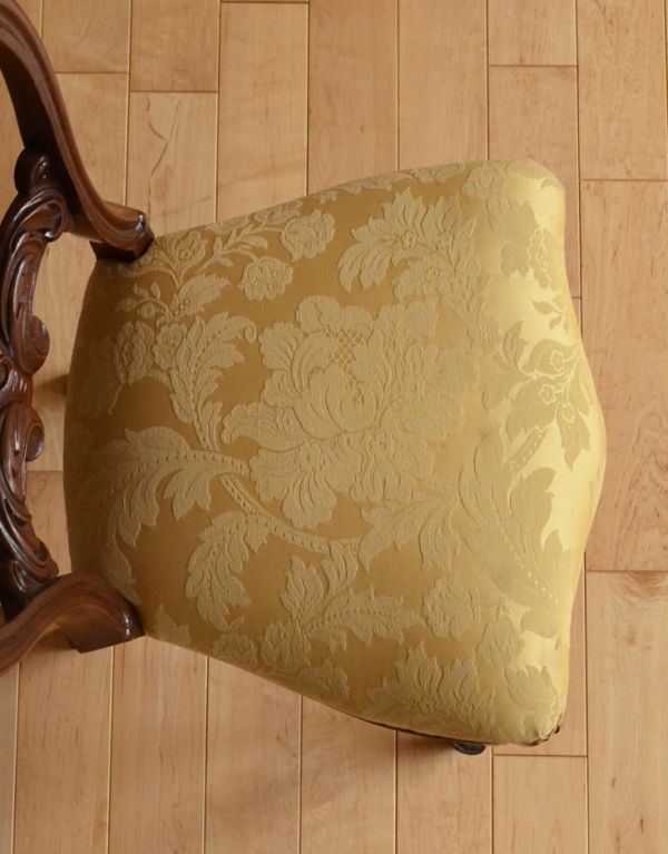 サロンチェア　アンティーク チェア　華のあるイギリスの椅子、アンティークバルーンバックチェア 。すわり心地がいい座面。(k-985-c)