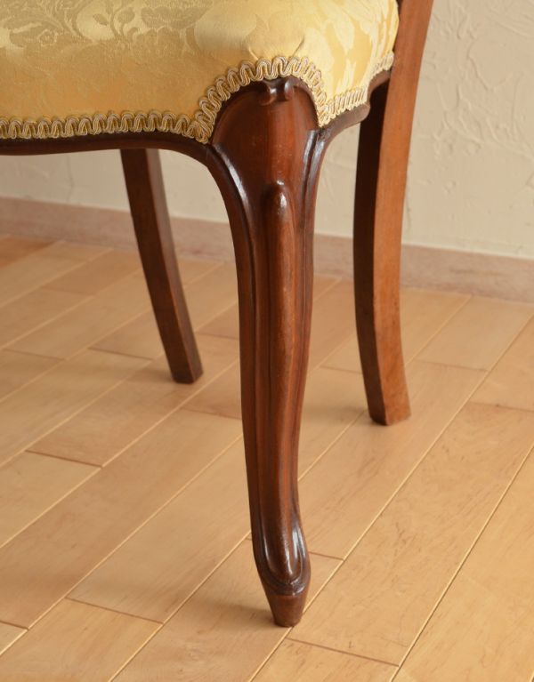 サロンチェア　アンティーク チェア　華のあるイギリスの椅子、アンティークバルーンバックチェア 。きちんとお直ししていますので、大柄な男性でも安心してお掛け下さい。(k-985-c)