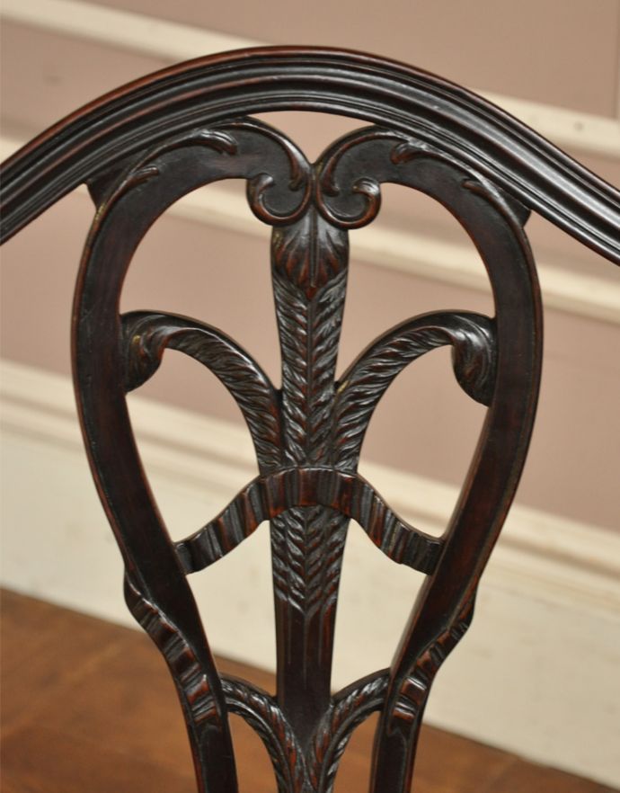 サロンチェア　アンティーク チェア　イギリスの豪華なアンティークチェア、背もたれの美しいアームチェア。芸術作品のような迫力満点の彫です！。(k-993-c)