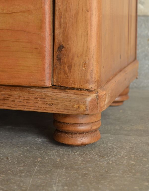 アンティークのチェスト　アンティーク家具　イギリスの可愛いアンティーク家具、パインチェスト（整理ダンス）。人気の彫りタイプのアンティークらしい脚です。(k-993-f)