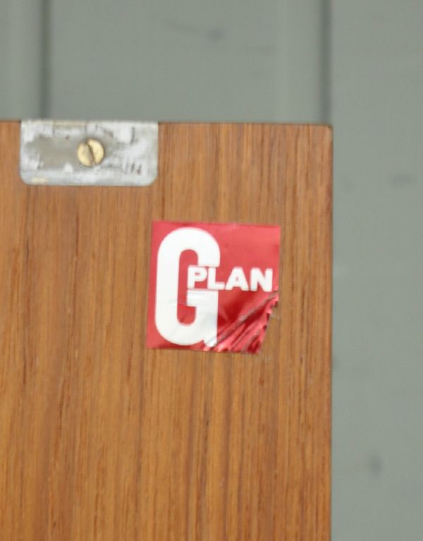 アンティーク家具　カッコいいG-planのヴィンテージ家具、テレビ台に使えるサイドボード。扉の内側に「G-PLAN」のロゴステッカーが付いていました。(k-995-f)