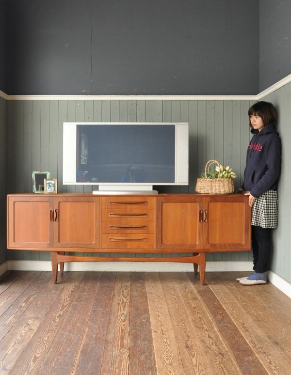 アンティーク家具　カッコいいG-planのヴィンテージ家具、テレビ台に使えるサイドボード。脚があるので軽やかな印象です。(k-995-f)
