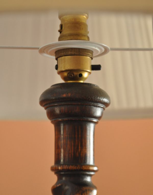 フロアランプ（高い）　照明・ライティング　英国のアンティーク照明、海外らしいおしゃれなスタンドライト。スイッチはソケットの下にあります。(k-998-f)